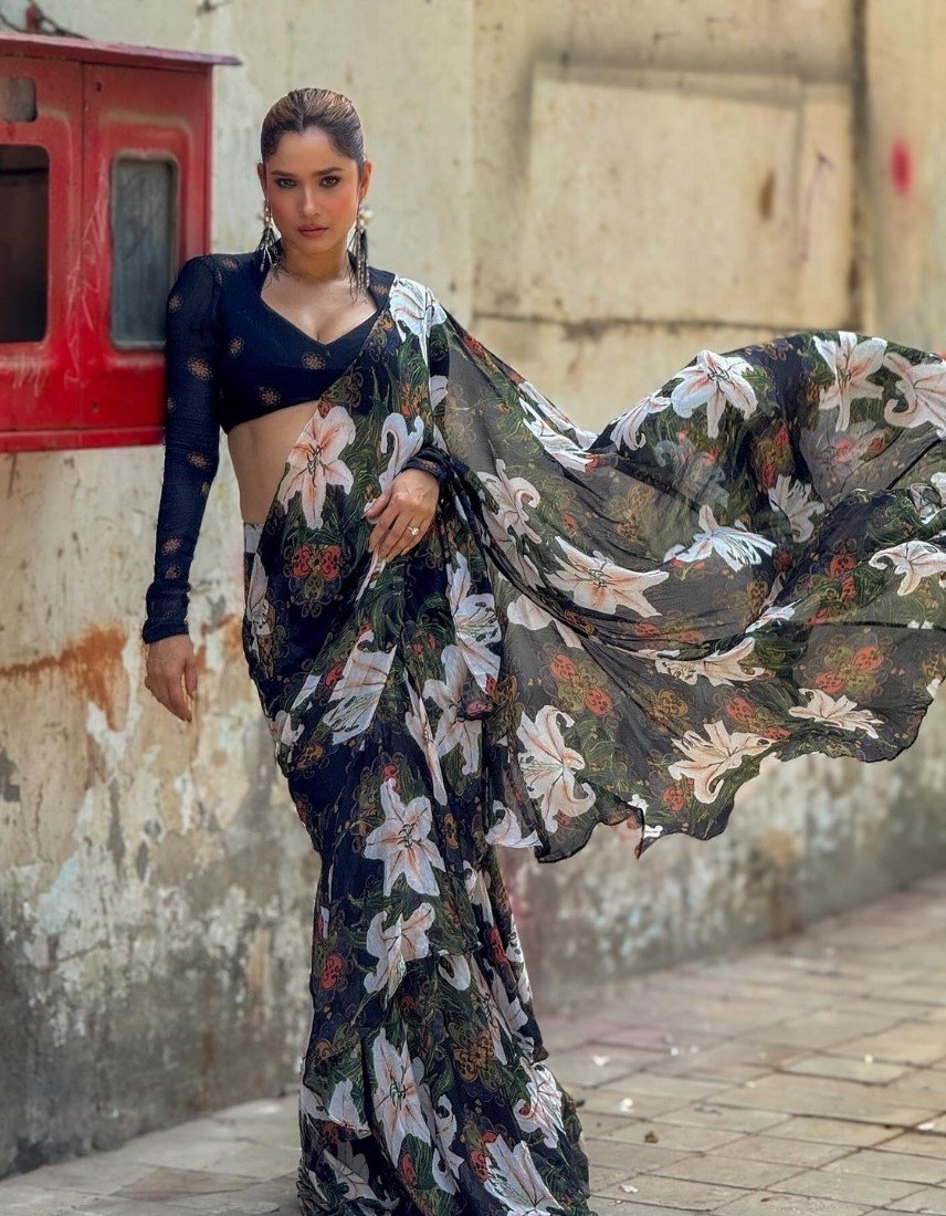 Georgette Floral Printed Saree With Unstitched Blouse 5.5Mtr (Black)